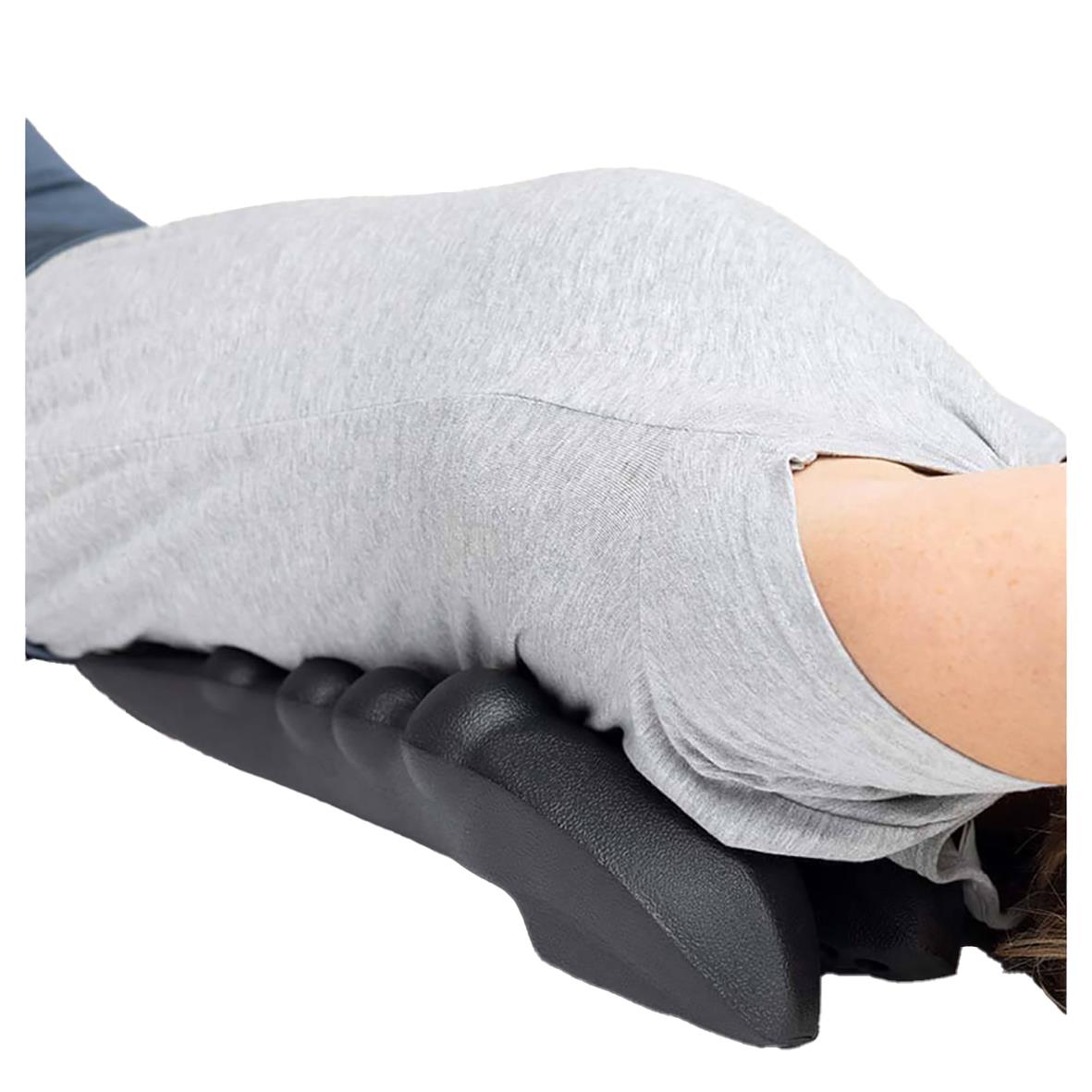 Person får massage på rygg med fokus på triggerpunkter för bättre hållning och ryggrad