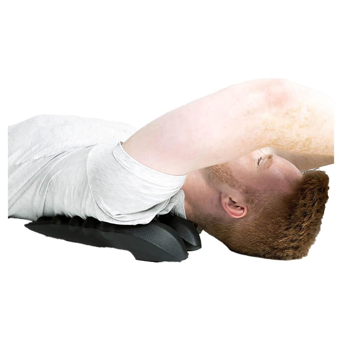 Person ligger på rygg med huvudet vänd mot sidan, använder en massage triggerpunktkudde för rygg och nacke