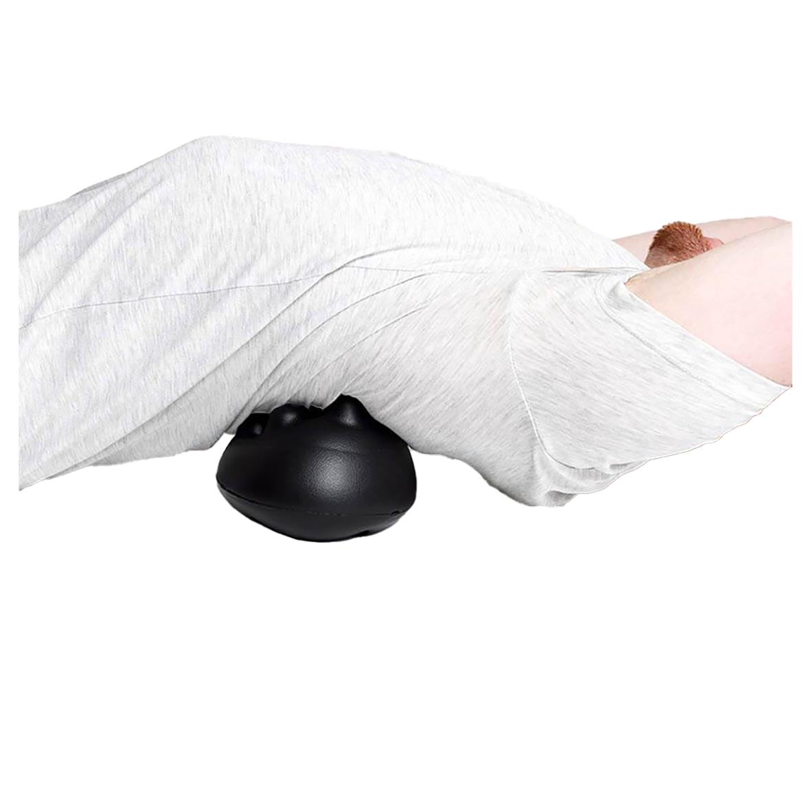 Person använder massageboll för triggerpunktmassage i nacke och skuldra