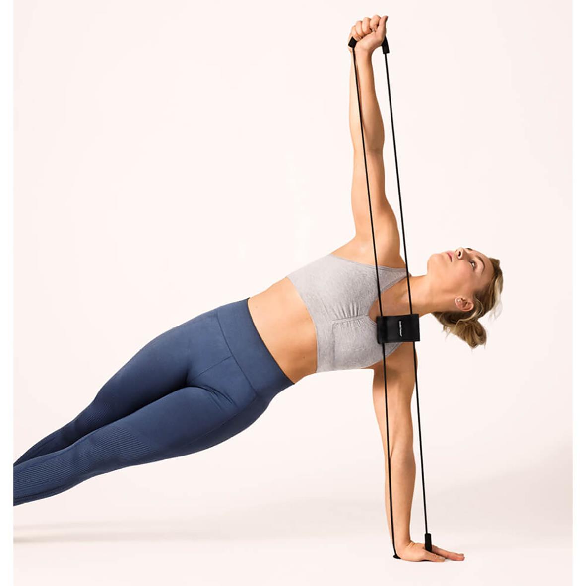 Kvinna använder träningsband för att stärka och förbättra hållningen med motståndsträning
