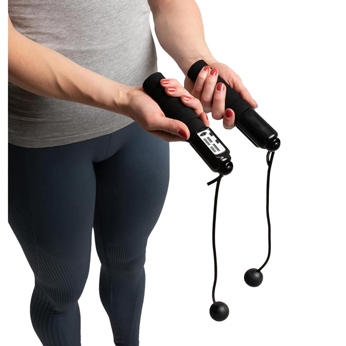 Person håller i en digital hopprep med handtag och justerbara band