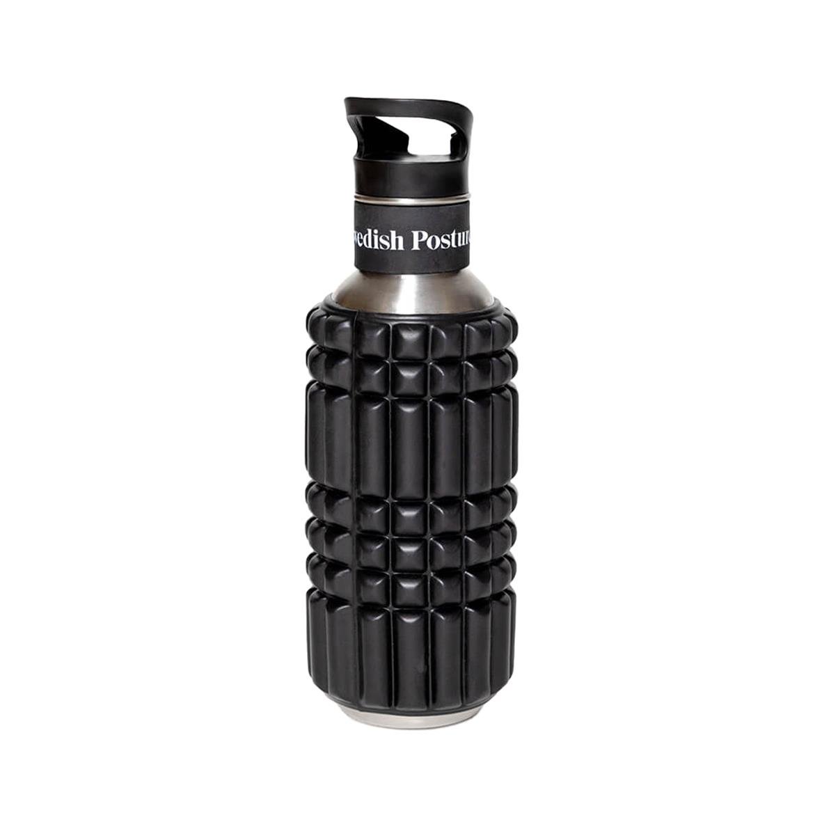 Vattenflaska med svart foam roller Wavewell och text Swedish Posture