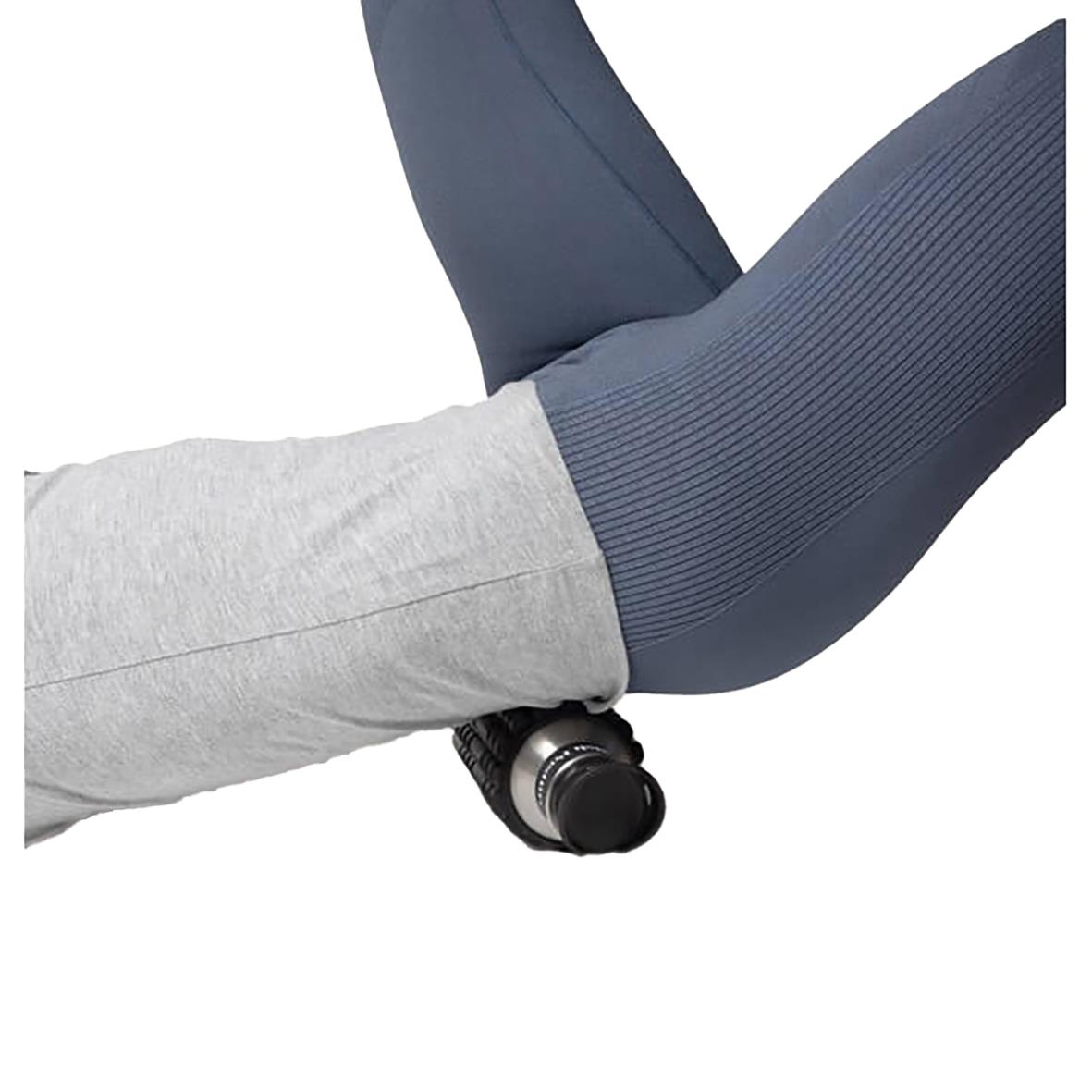 Person använder en Wavewell foam roller för muskelavslappning under ett ben, klädd i grått och blått.