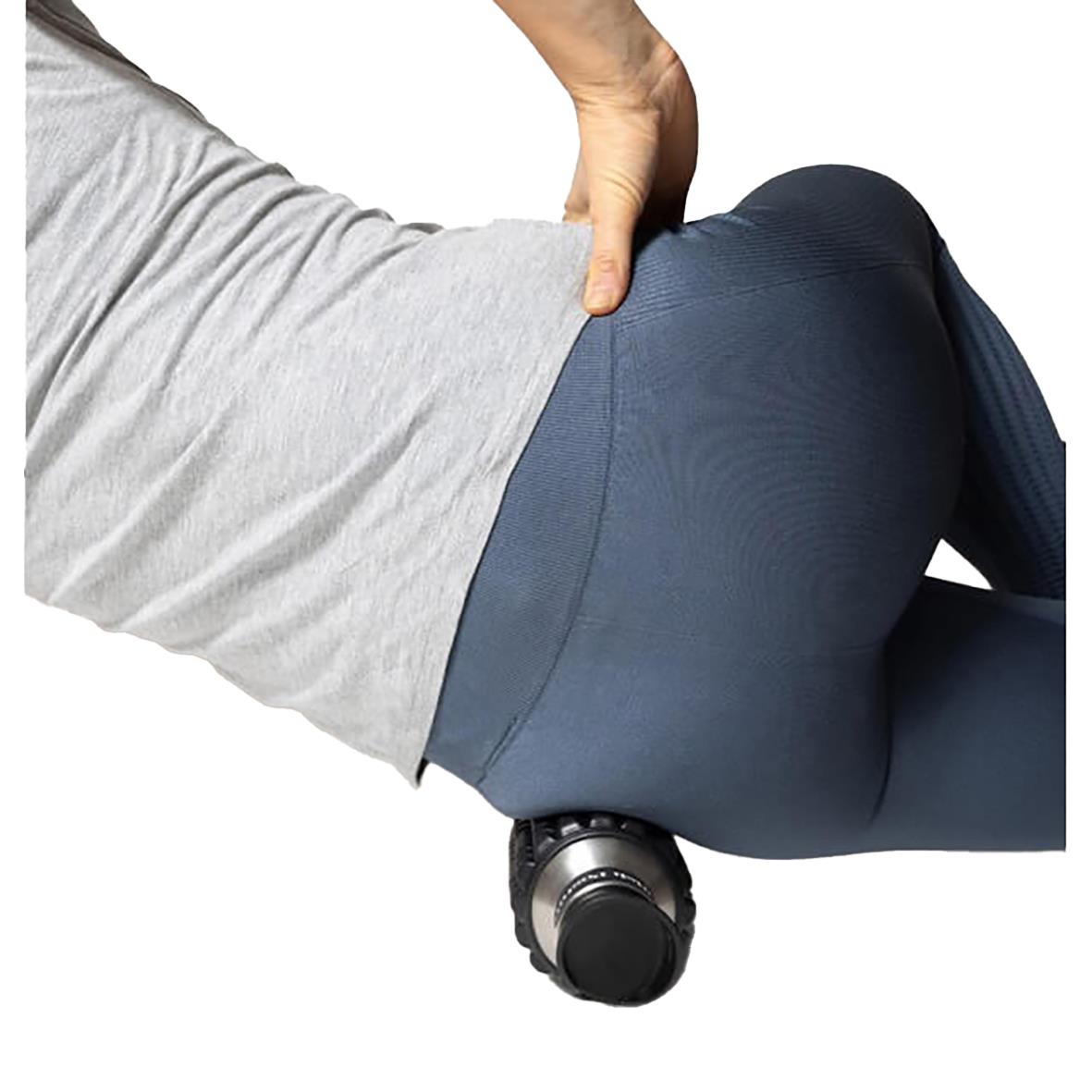 Person använder en foam roller för att massera rygg och säte