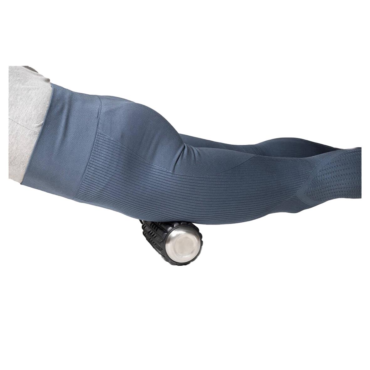 Person använder en Wavewell foam roller för muskelmassage på underarmen