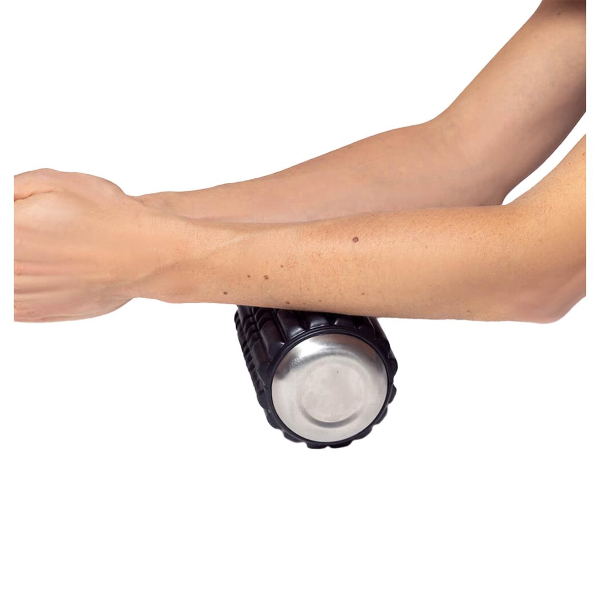 Person använder en Wavewell foam roller för muskelavslappning