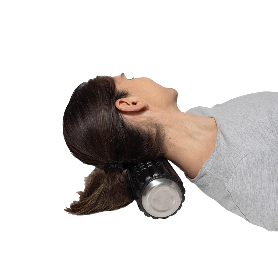 Kvinna använder en foam roller för nackmassage