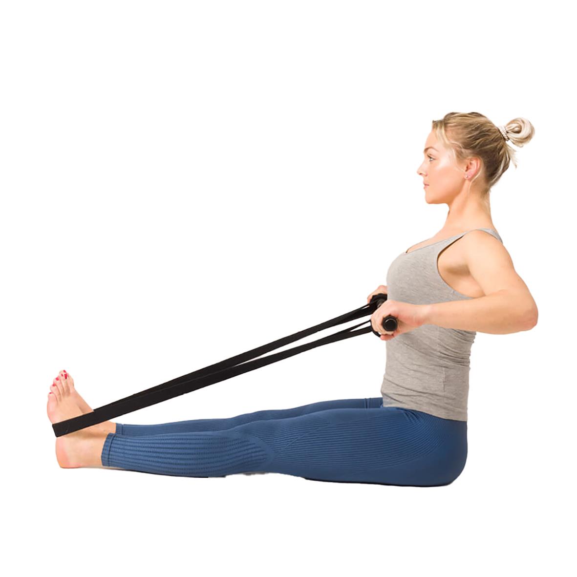 Kvinna som använder miniband för att träna hållning och styrka i en sittande position