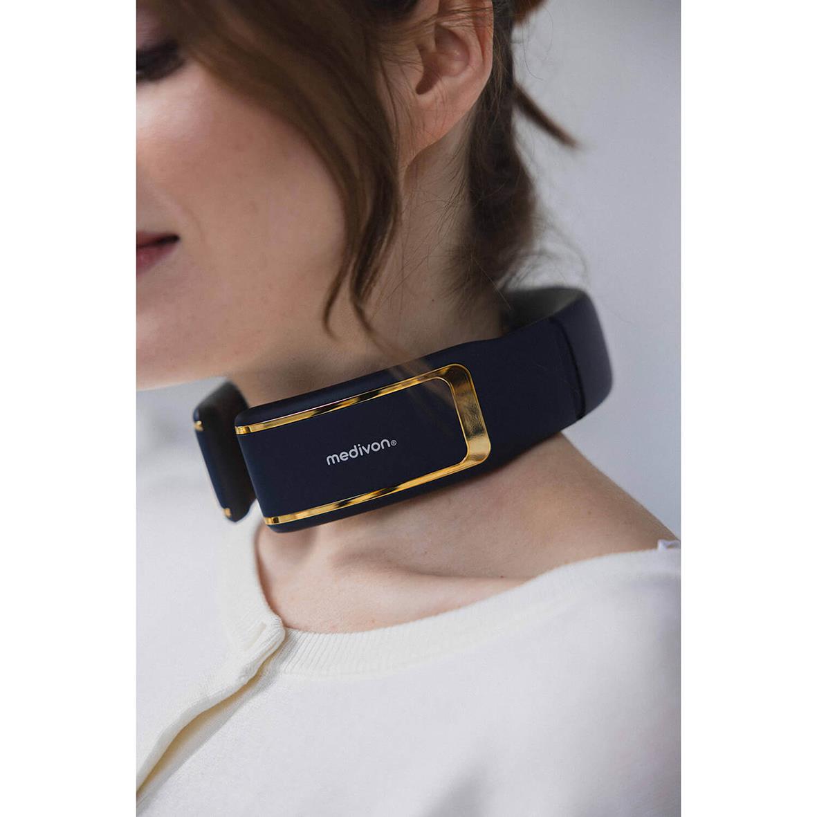 Nackmassageapparat Medivon Ultra EMS Pro runt halsen på en person