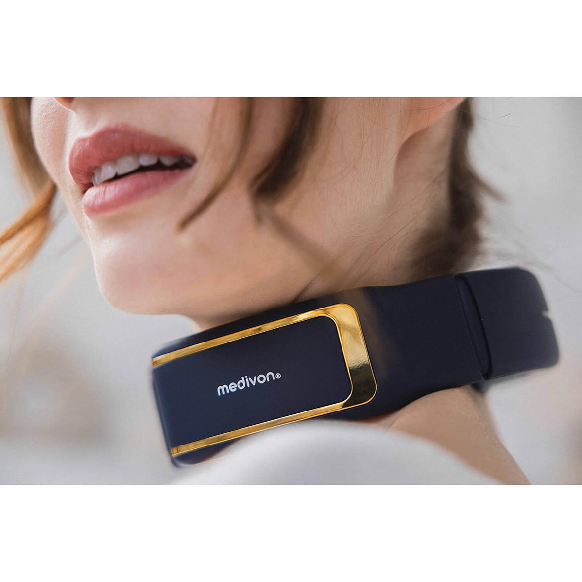 Nackmassageapparat Medivon Ultra EMS Pro runt halsen på en person