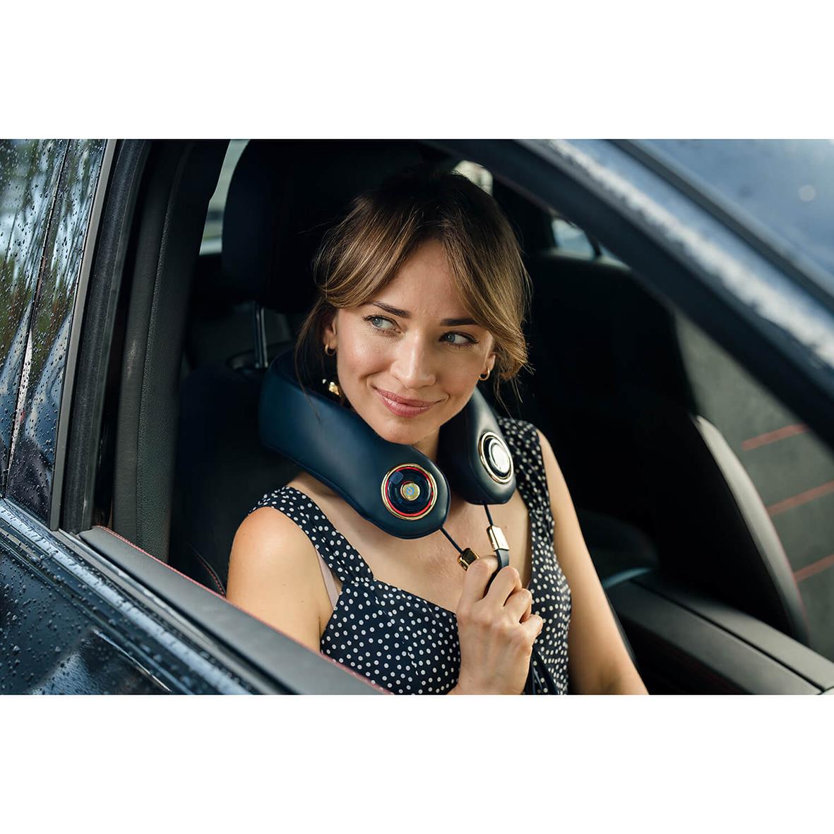 Kvinna i bil med Medivon Grand blå nackmassageapparat