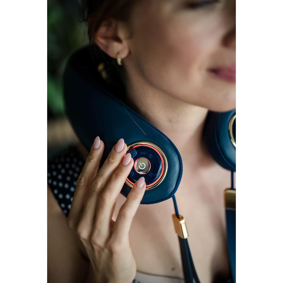 Kvinna använder Nackmassageapparat Medivon Grand Blå