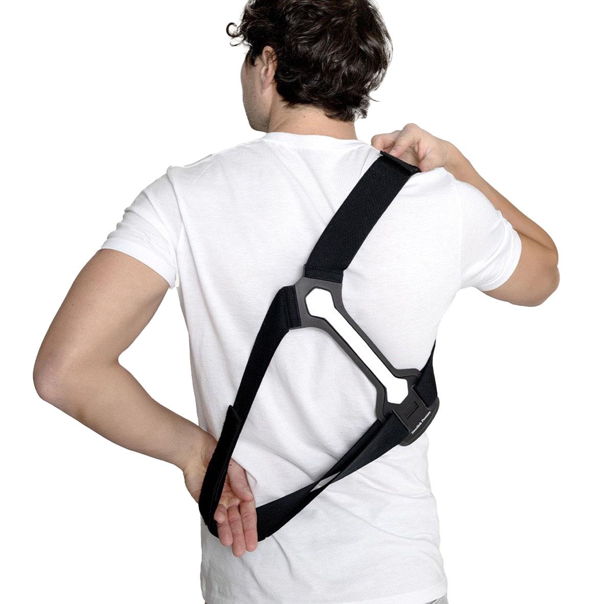 Person bär ett hållningsband Reflex S för att förbättra hållningen, sett bakifrån