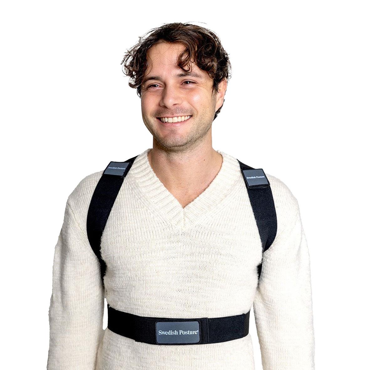 Man bär ett hållningsband Swedish Posture Realign Reflex S runt midjan, ser glad ut och har ryggsäck