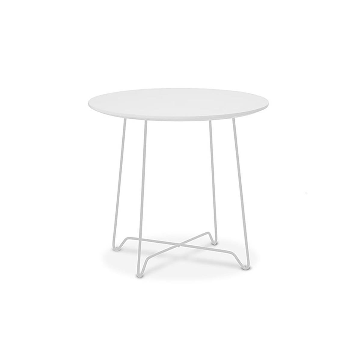 Vit runt bord med tunn metallram och tre ben, minimalistisk design