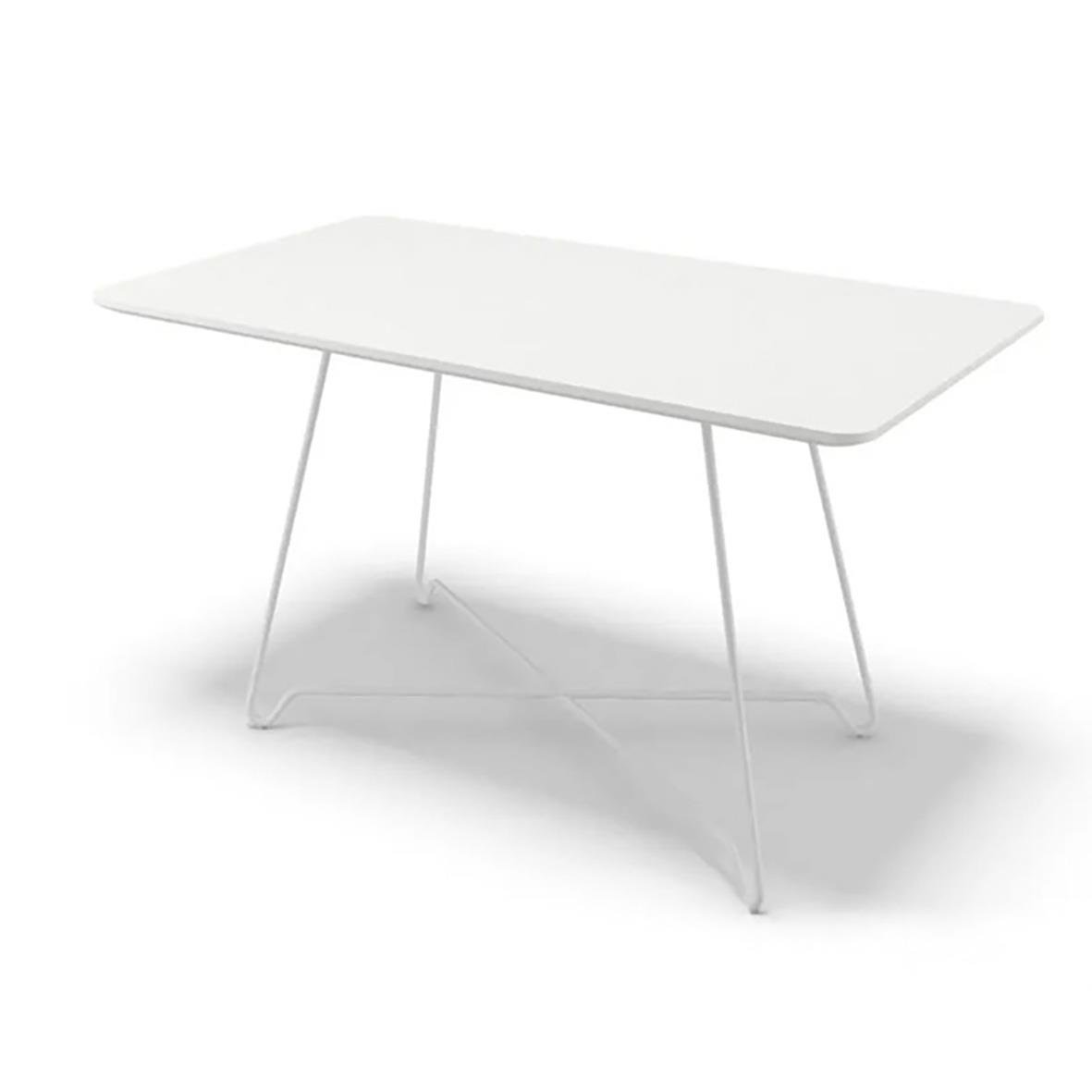 Vitt skrivbord med slanka metallben och en rektangulär yta