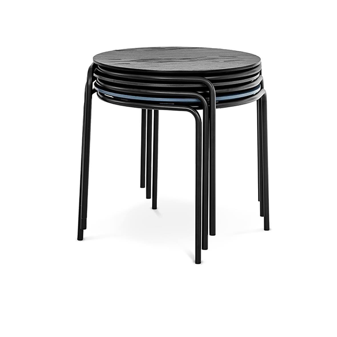 Tre svarta runda bord staplade på varandra