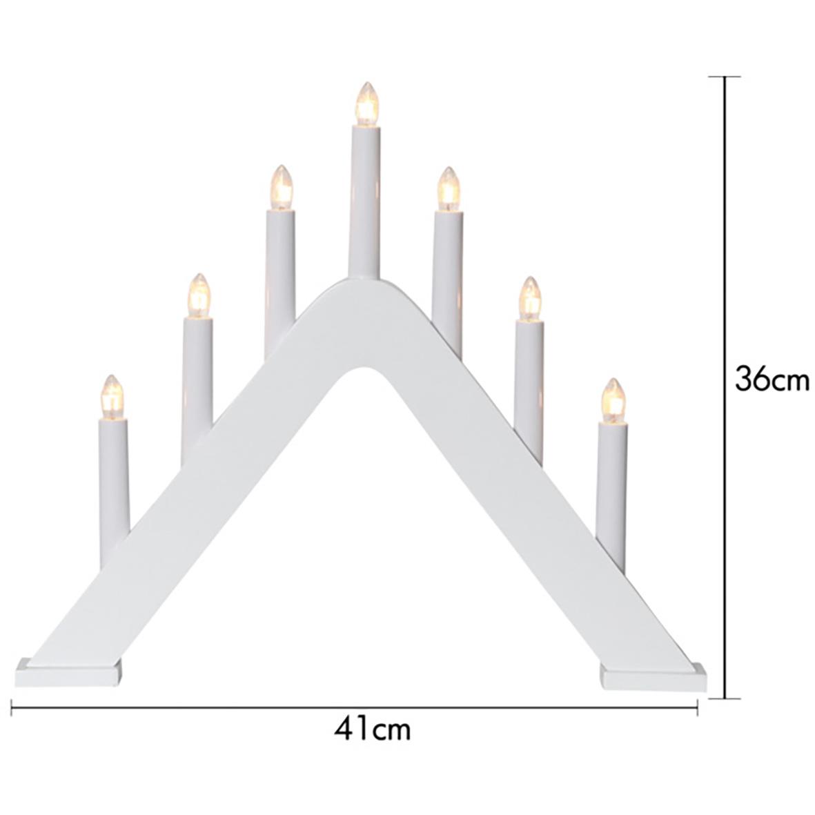 Vit ljusstake i trä med sju ljus, höjd 36 cm och bredd 41 cm