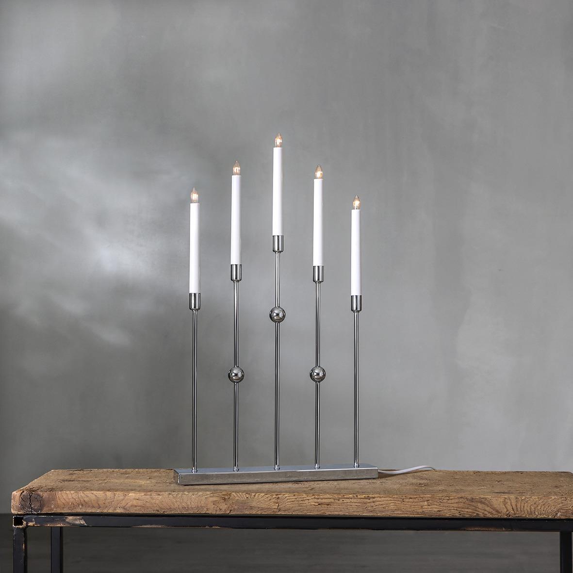 Ljusstake Gustavo 5 ljus i metall och krom på träbord