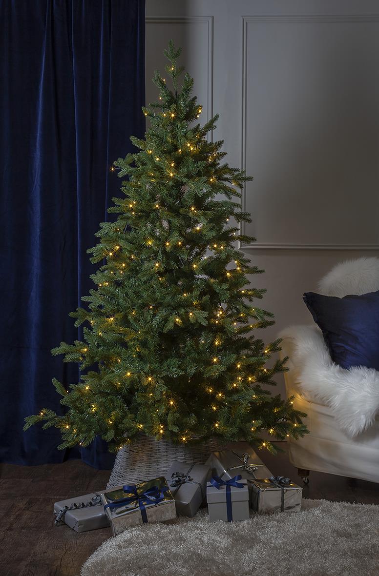 Julgran i Larvik med 270 LED-lampor, 180 cm hög, dekorerad med presenter under