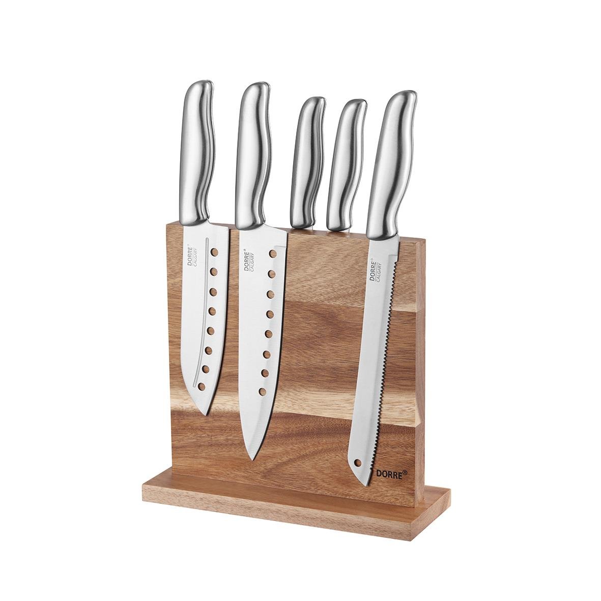 Knivblock i akaciaträ med fem knivar i olika storlekar