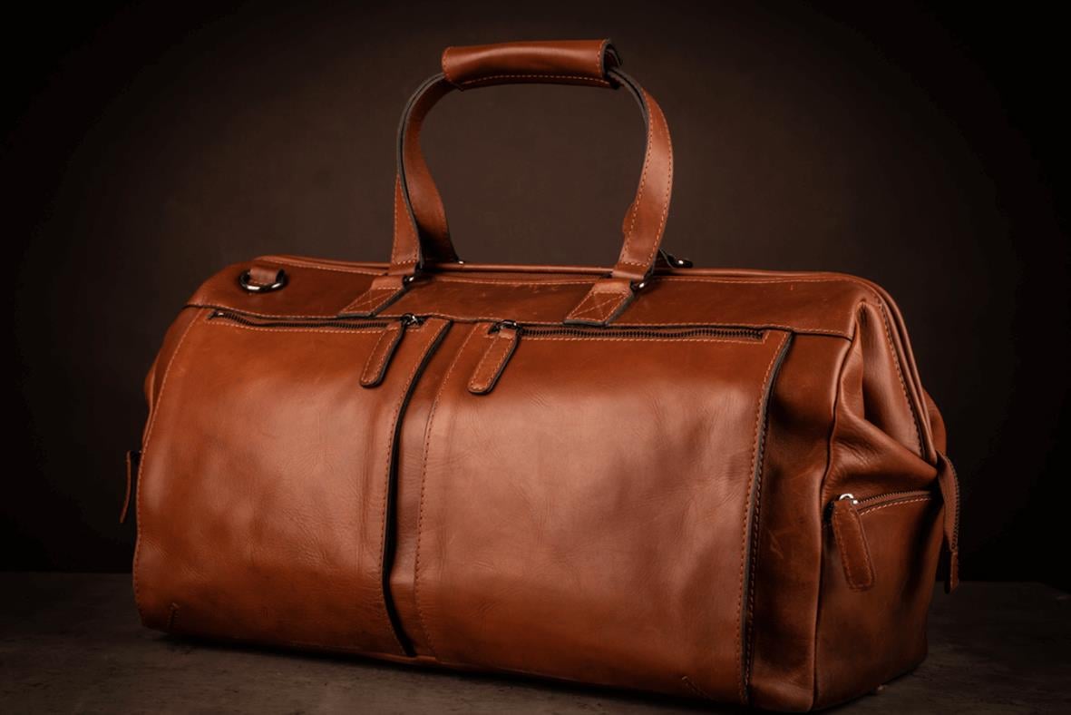 Cognacfärgad weekendbag i skinn med handtag och dragkedjor