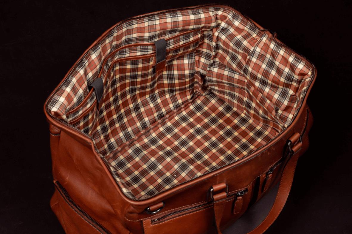Cognacfärgad weekendbag i skinn med rutigt foder