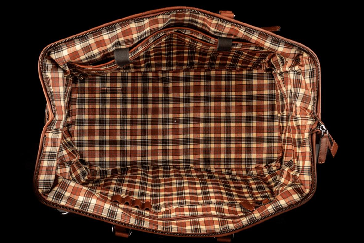 Inuti av en weekendbag Portofino i skinn Cognac med rutigt tygfoder