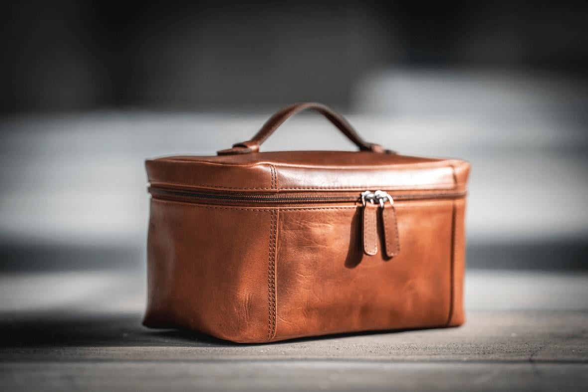 Necessär i skinn i färgen cognac med handtag och dragkedja