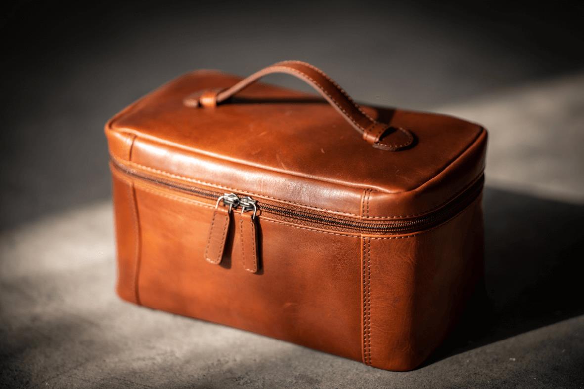 Necessär i skinn i färgen cognac med handtag och dragkedja