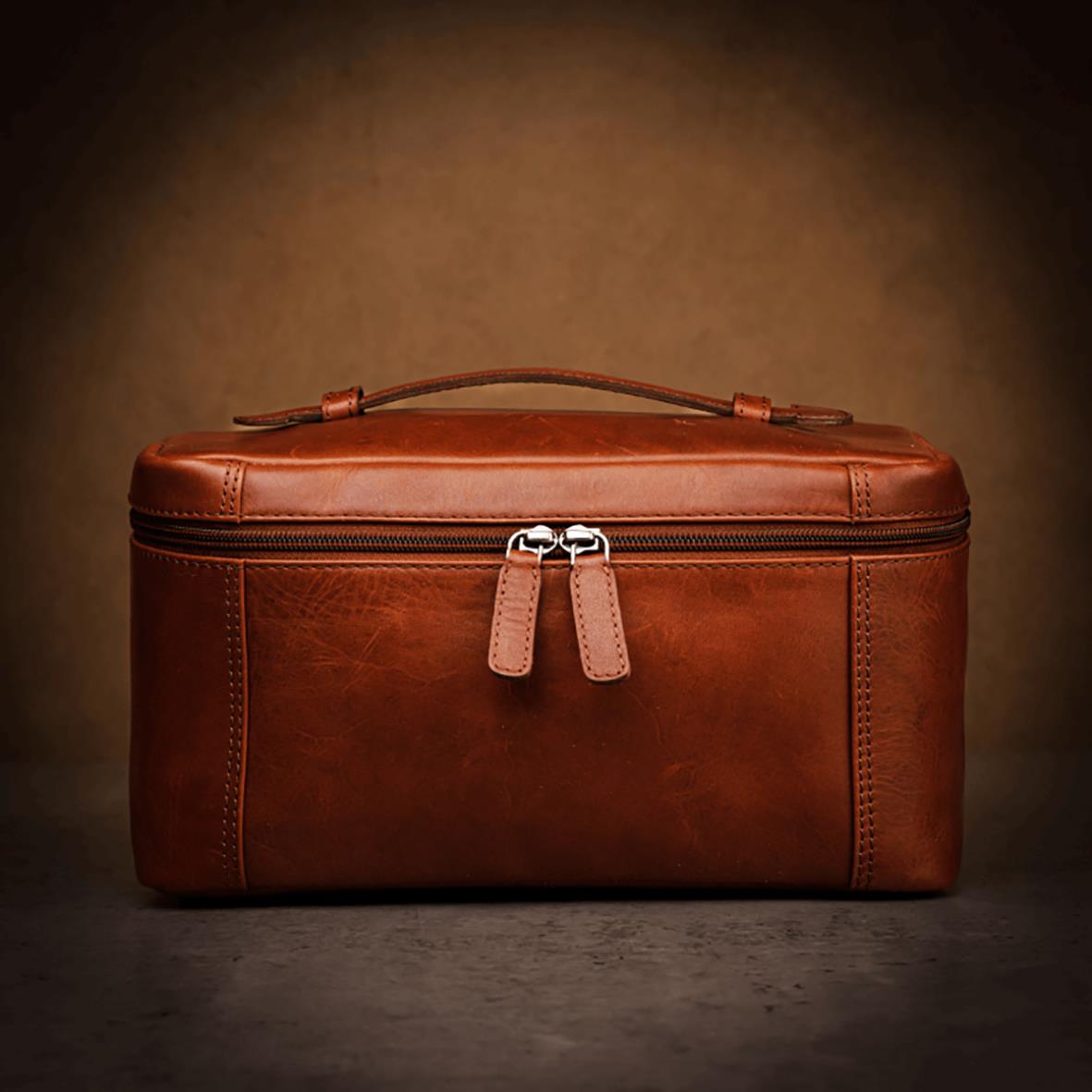 Necessär i skinn i färgen Cognac med handtag och dragkedja