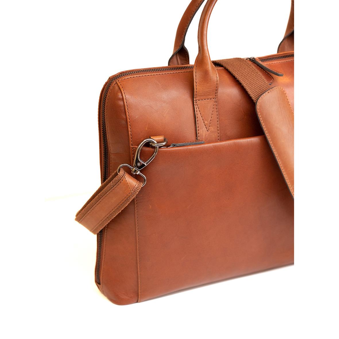 Cognacfärgad skinn datorväska för 15 tum med handtag och axelrem