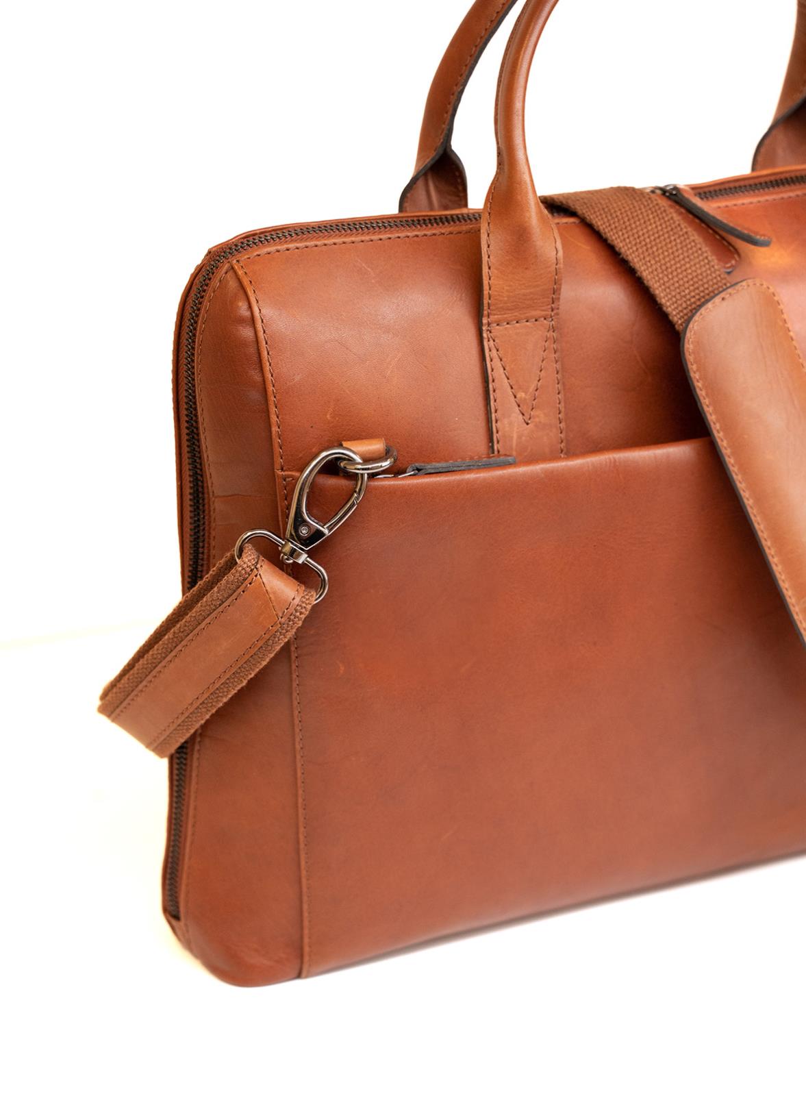 Cognacfärgad skinn datorväska för 15 tum med handtag och axelrem