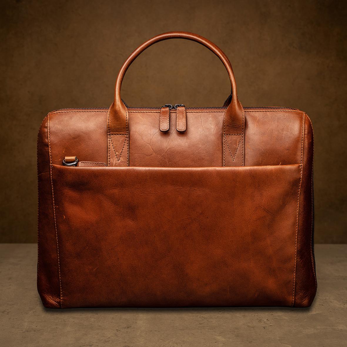 Läderdatorväska i cognacfärgat skinn för 15 tum, enkel design med handtag och frontficka