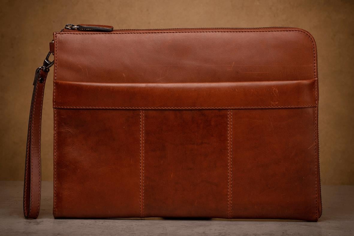 Datorfodral Ravello Skinn Cognac 13 tum i läder med dragkedja och handledsrem