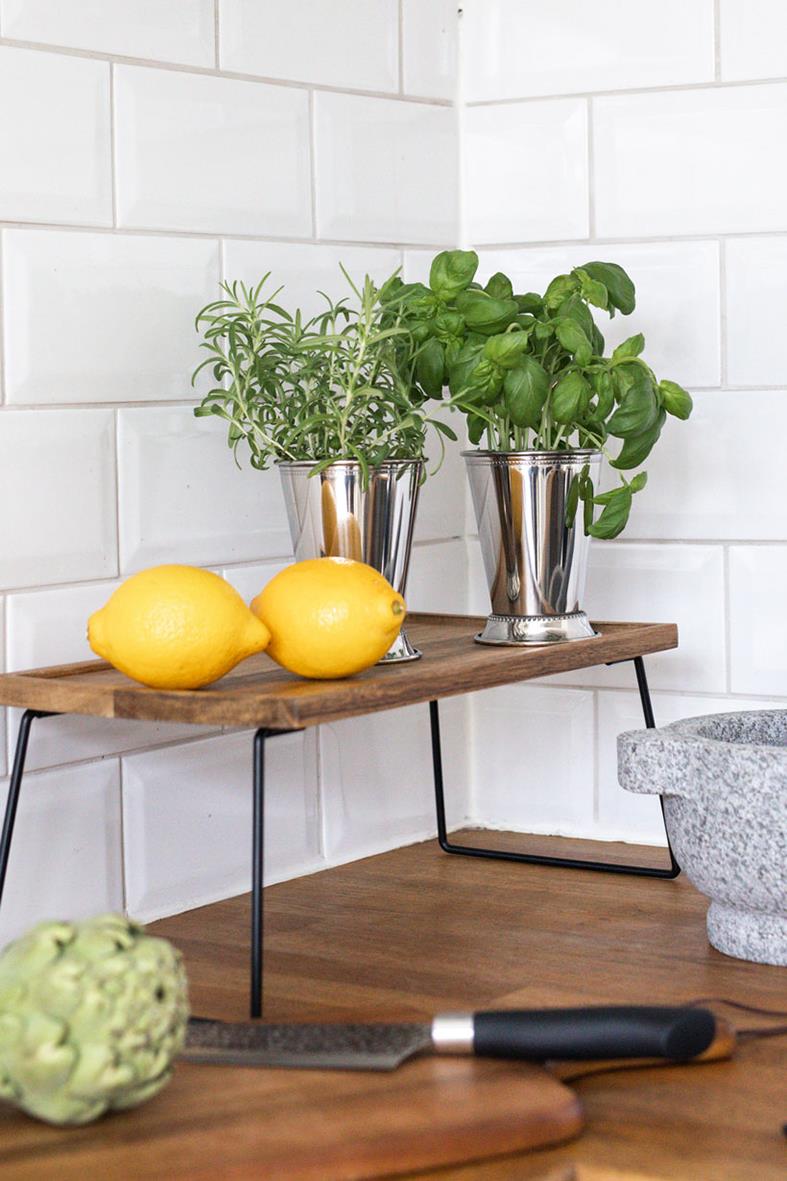 Brickbord Dorre Brie Akacia 40x21cm med gröna växter och citroner på köksbänk