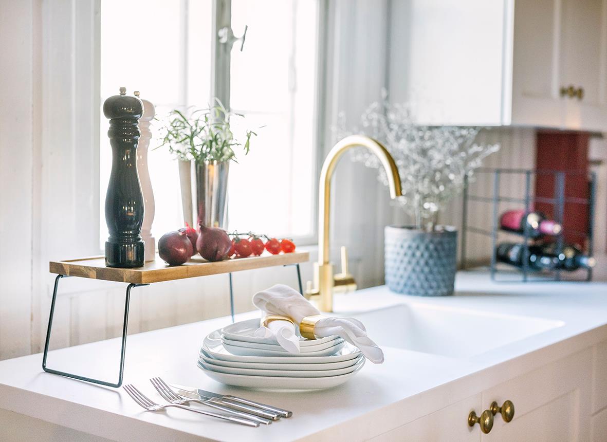 Köksbänk med brickbord Dorre Brie Akacia 40x21cm, köksredskap, tallrikar och växter