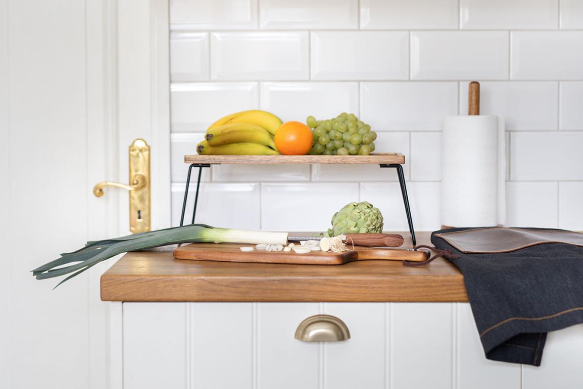 Brickbord Dorre Brie Akacia 40x21cm på köksbänk med frukt och grönsaker