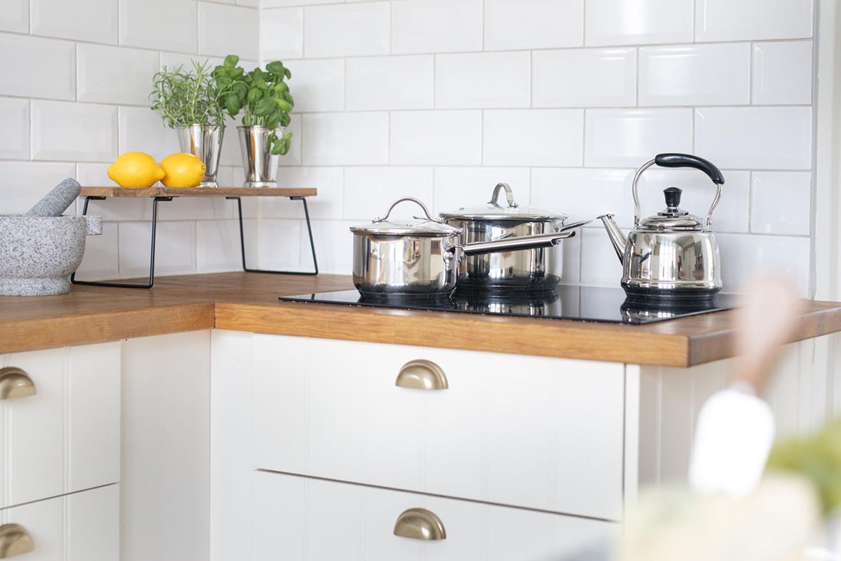 Brickbord Dorre Brie Akacia 40x21cm i kök med vita kakelvägg och köksredskap