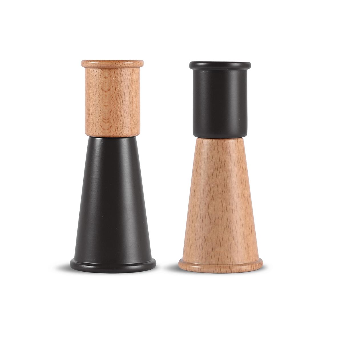 Två moderna salt- och pepparkvarnar i svart och trä, minimalistisk design