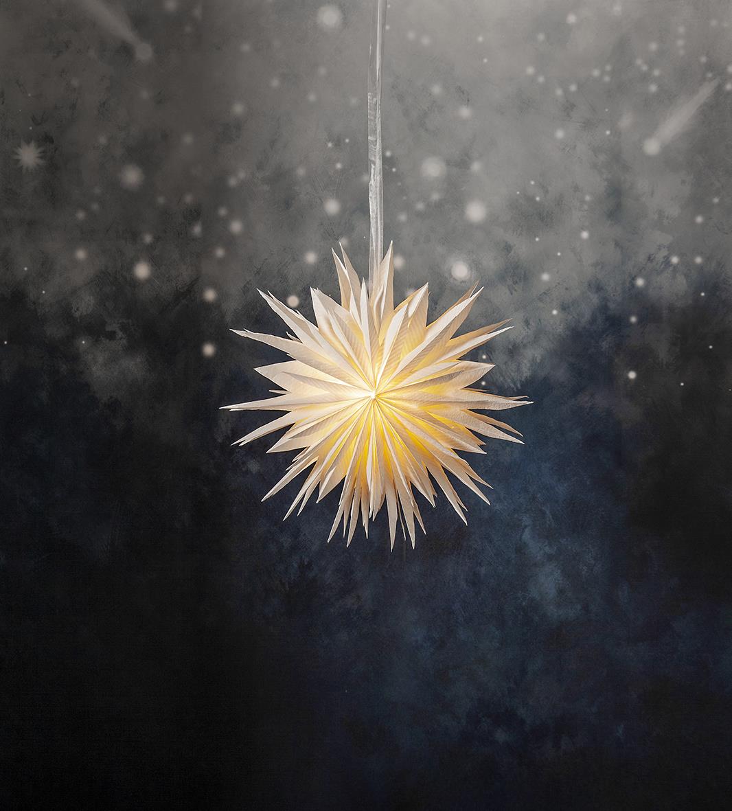 Vit julstjärna Cloud2 på 60 cm hängande i mörk bakgrund med snöflingor