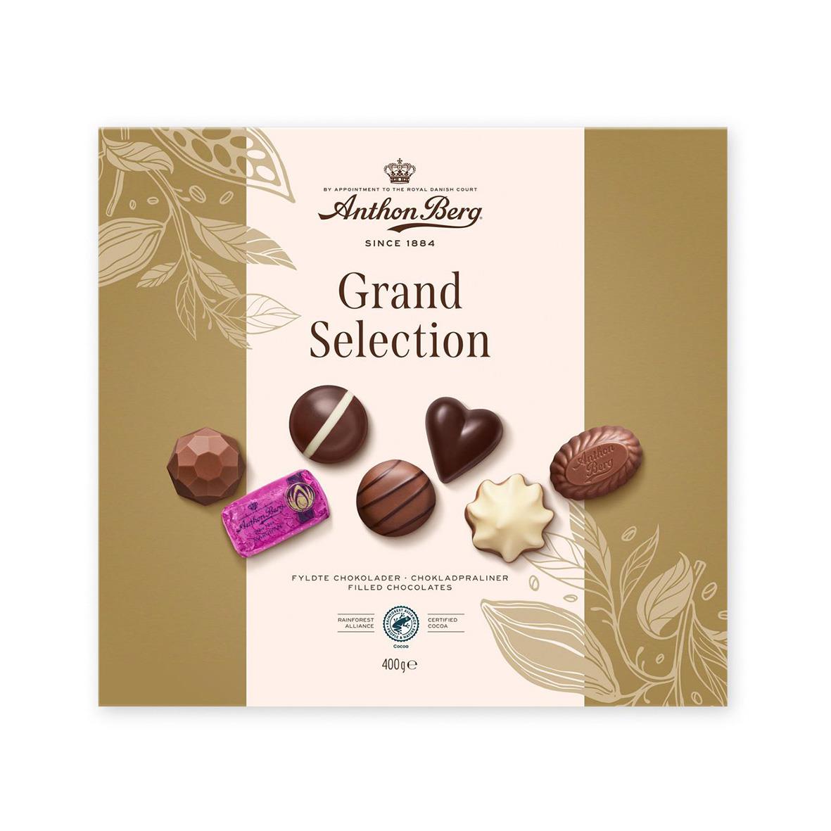 Chokladask med olika fyllda chokladpraliner i guld och rosa färger