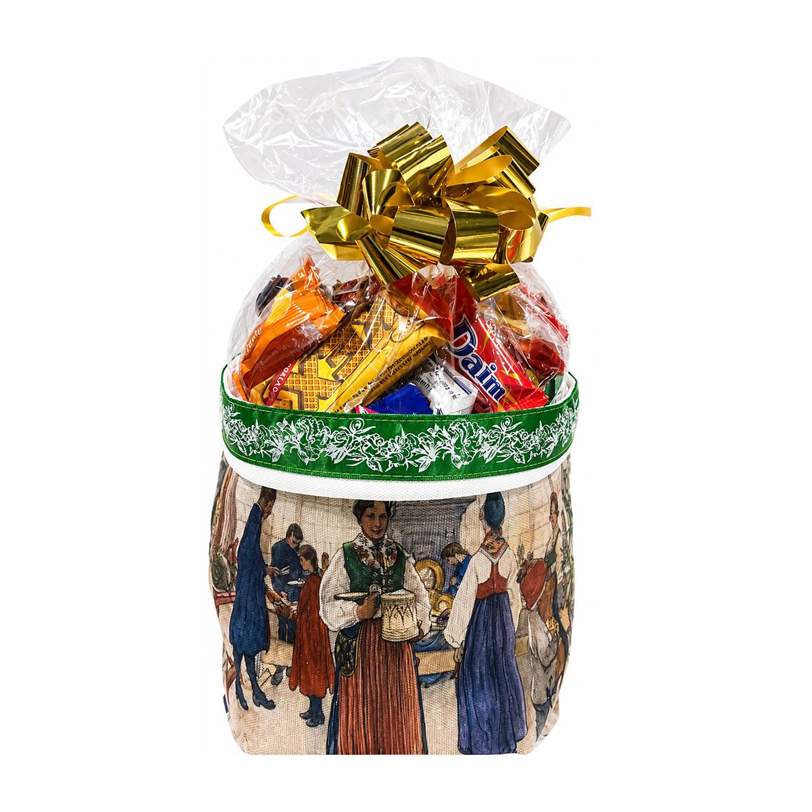 Jutesäck med Carl Larsson Jul motiv, fylld med godis och dekorerad med guldrosett