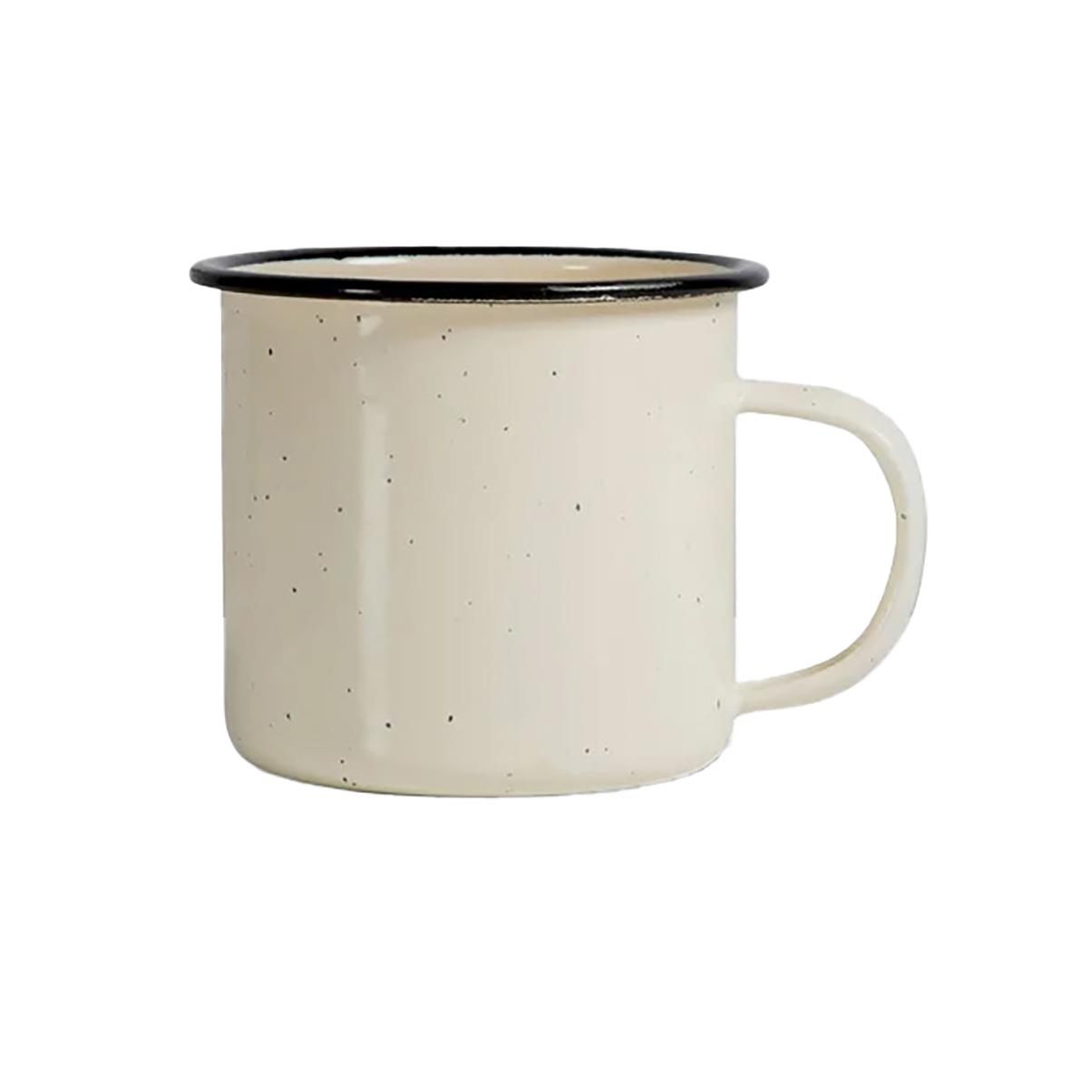 Beige emaljmugg från Sagaform Doris med svart kant, enkel och rustik design