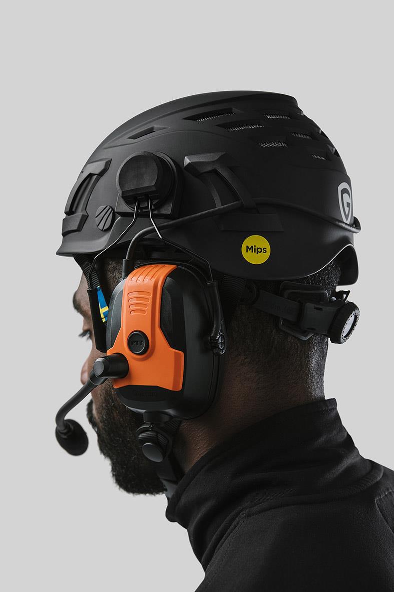 Hörselkåpa Guardio Freebird MESH på person med svart hjälm och orange hörselskydd