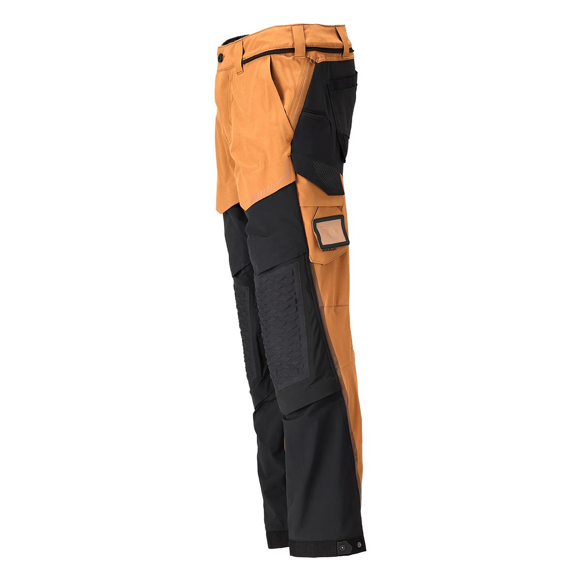 Mörkbruna och svarta arbetsbyxor med flera fickor och justerbara detaljer