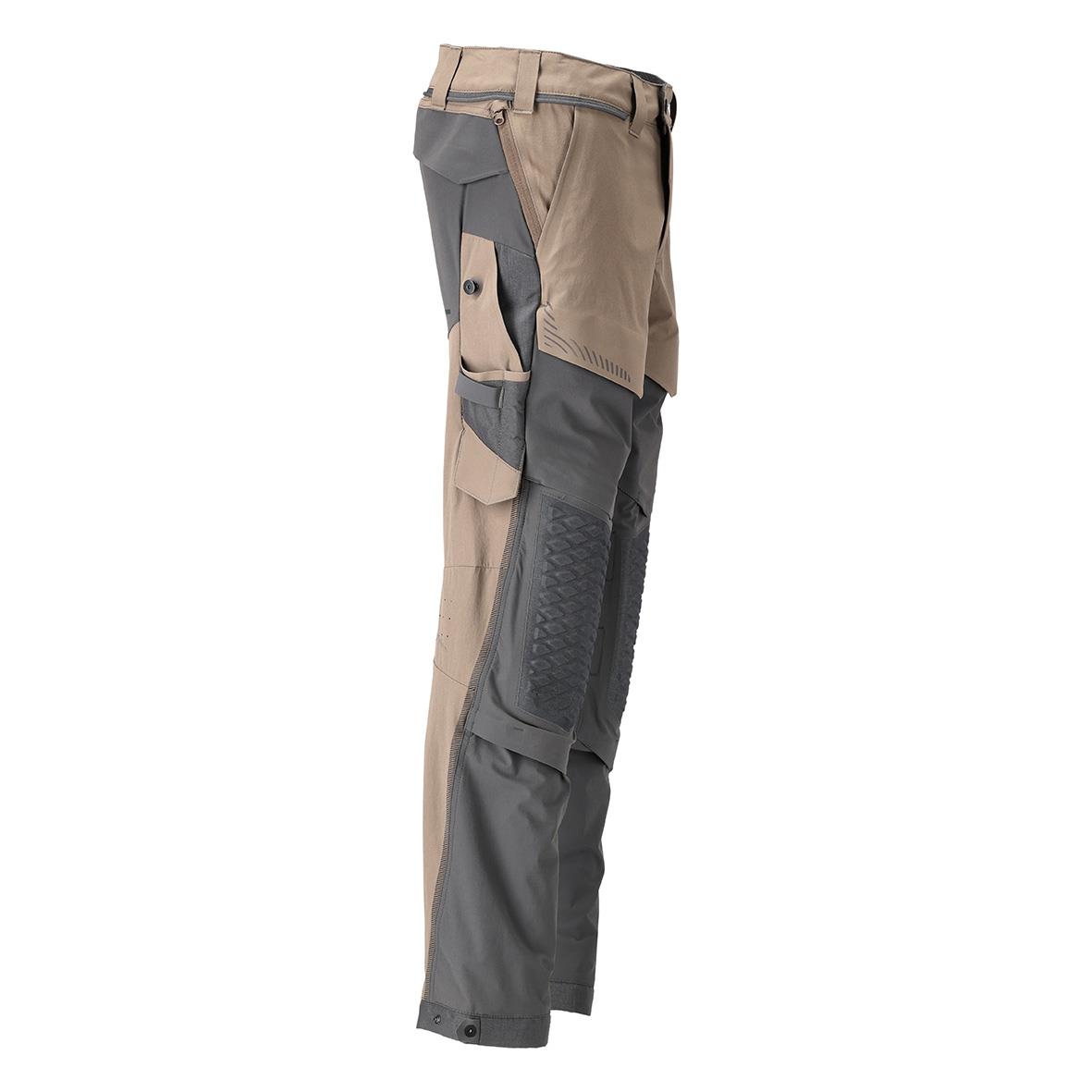 Mörkgrå och sandfärgade arbetsbyxor med flera fickor och förstärkningar