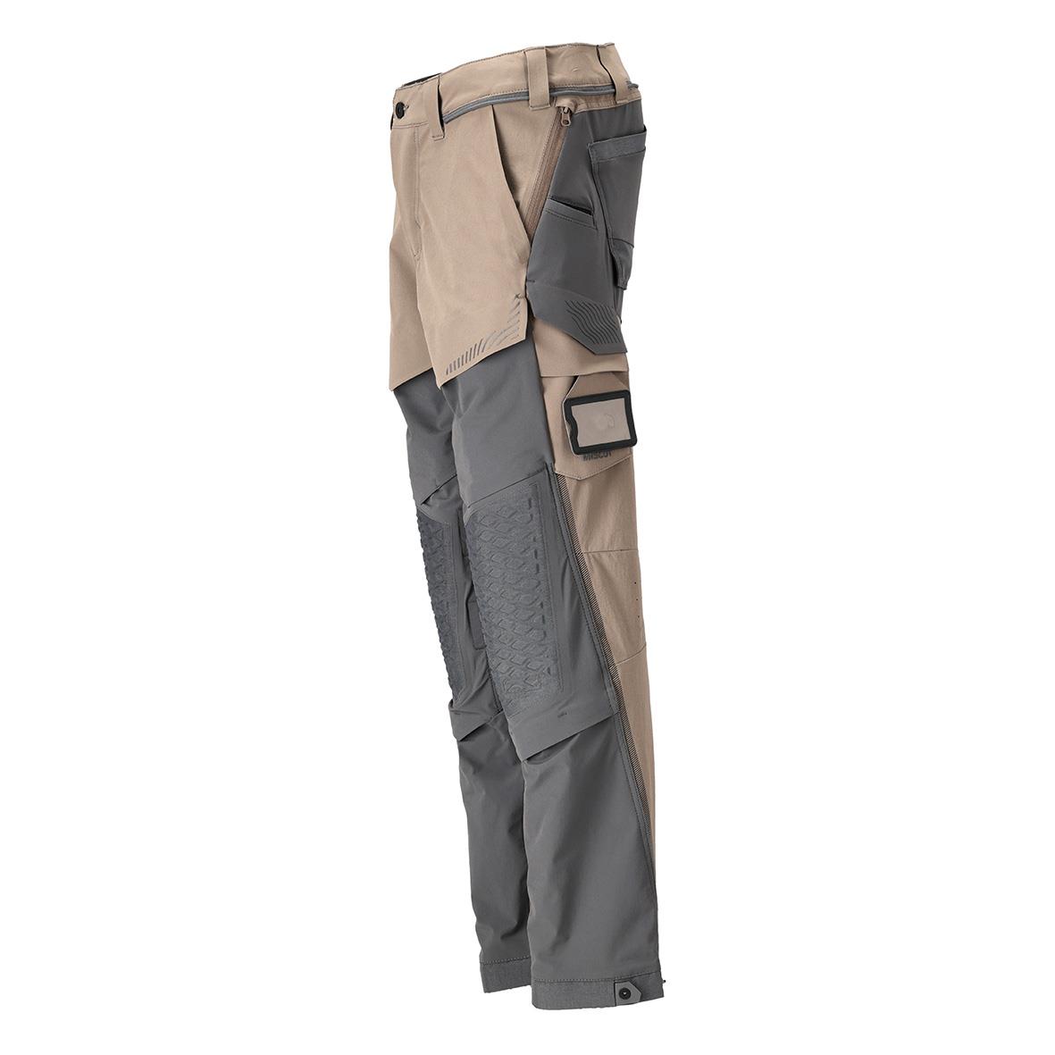 Mörkgrå och sandfärgade arbetsbyxor med flera fickor och förstärkningar