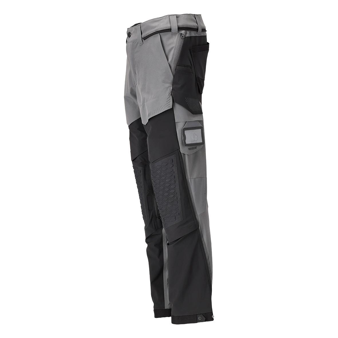 Mörkgrå och svart arbetsbyxa med flera fickor och förstärkningar
