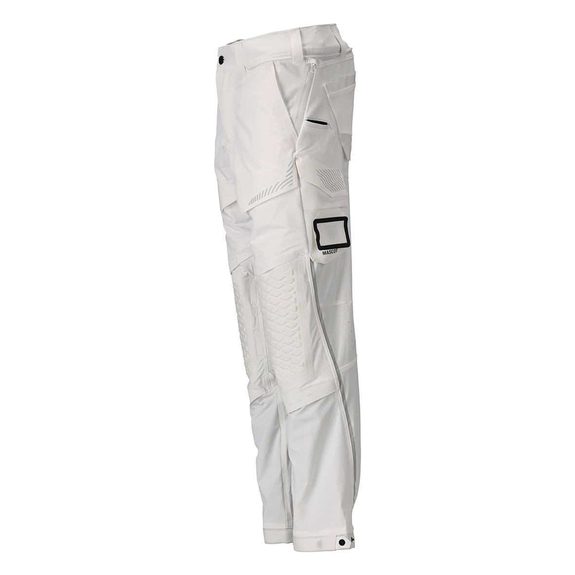 Vit anpassad byxa med flera detaljer och fickor